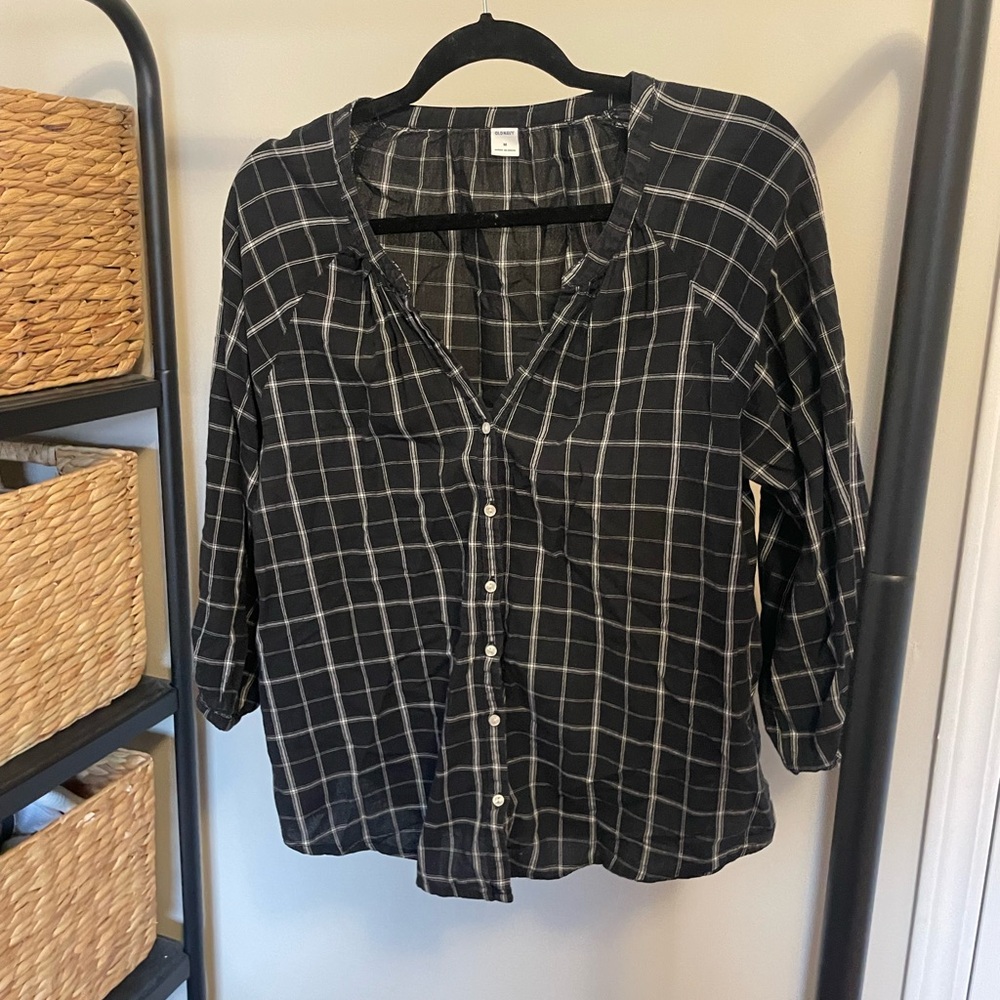 Old Navy black/white button down shirt - size M